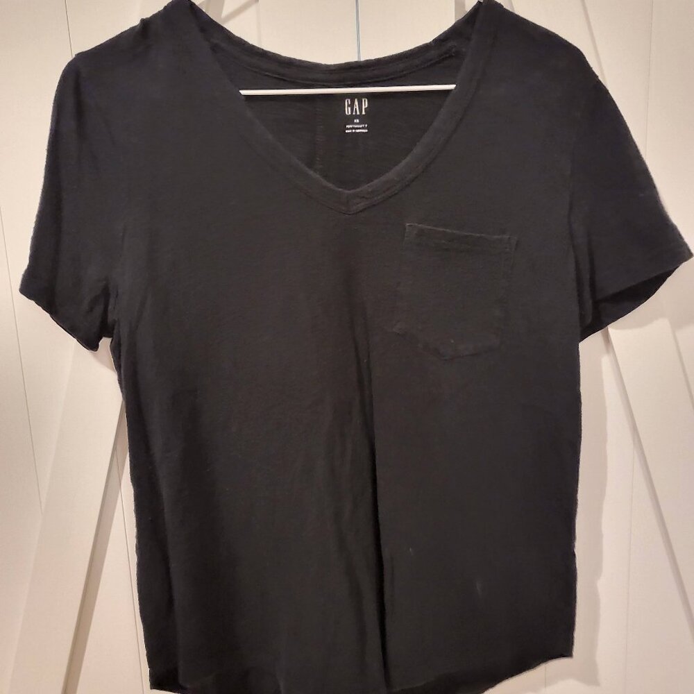 Gap Black V-Neck Pocket Tee Size S